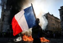 França decreta toque de recolher em várias cidades após fim de semana de protestos violentos