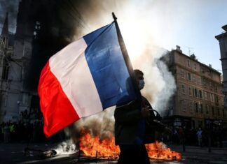 França decreta toque de recolher em várias cidades após fim de semana de protestos violentos